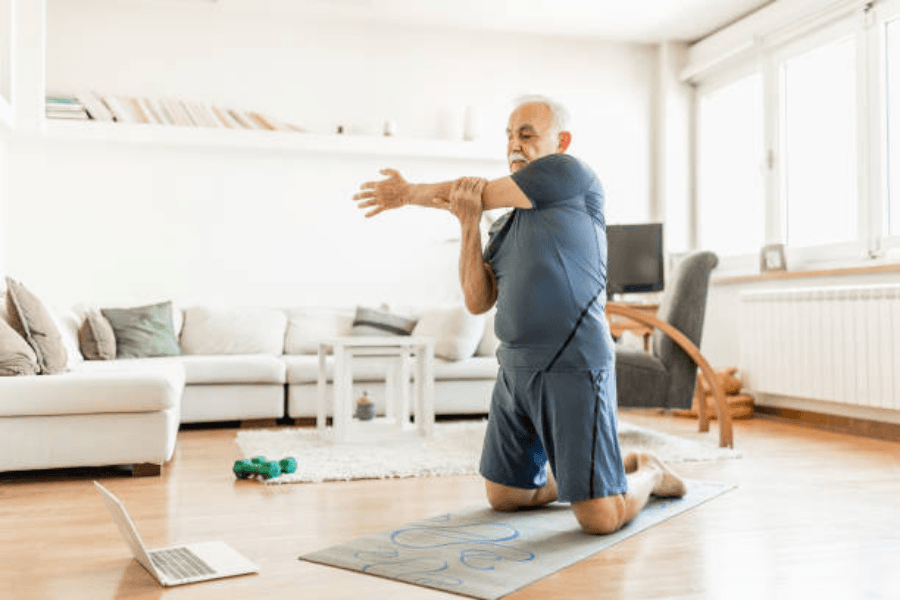 Exercícios para os idosos se manterem ativos durante os dias frios -  Residenza
